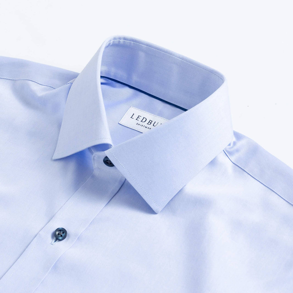https://www.ledbury.com/cdn/shop/products/The-Madison-Fine-Twill-With-Navy-Buttons-Custom-Shirt-Custom-Shirt-5W22BC-600-2-2-collar_1024x1024.jpg?v=1679466187